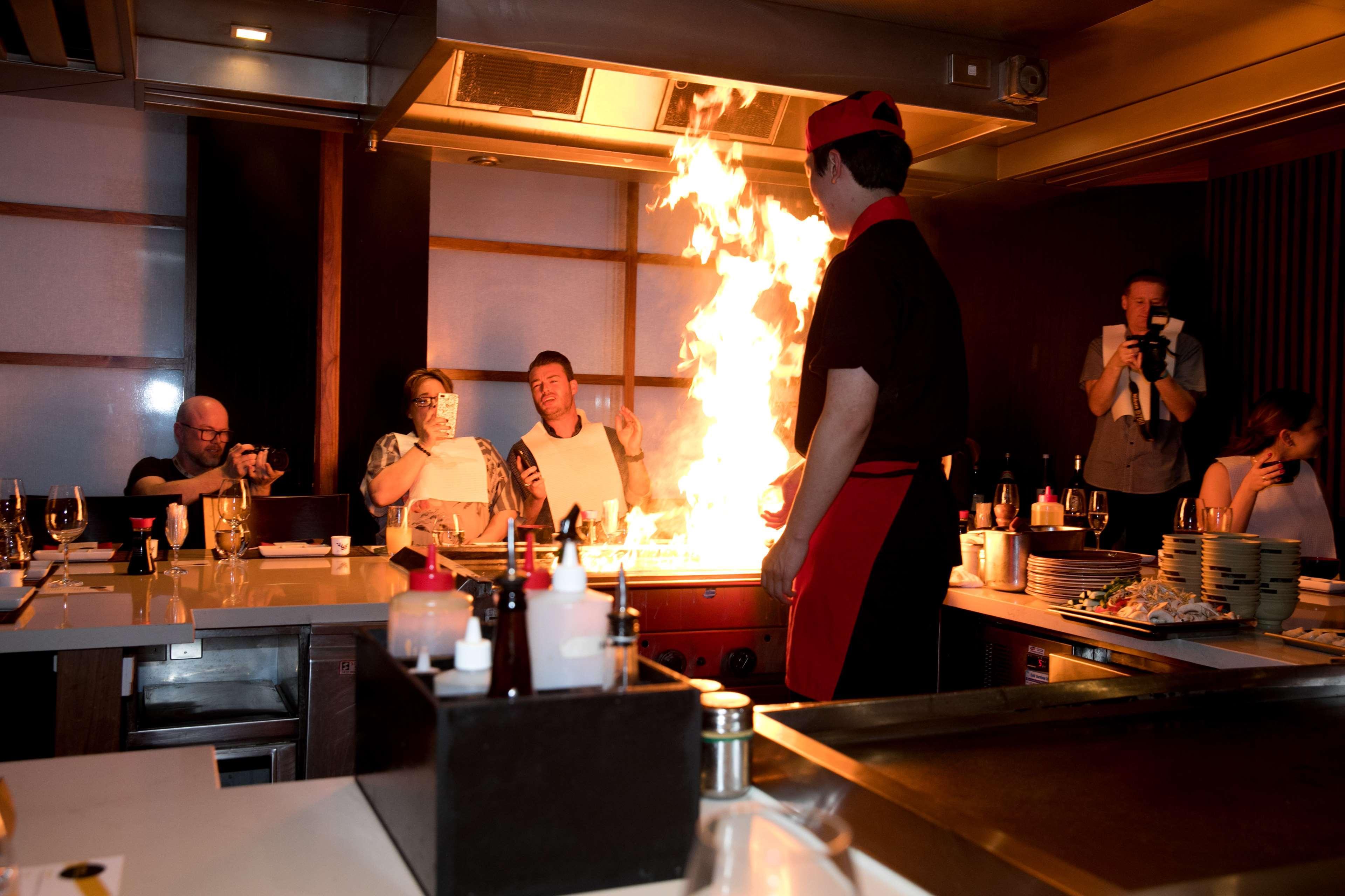 Jw Marriott Auckland Otel Dış mekan fotoğraf Teppanyaki cooking